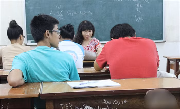 Đa số các em đến với lớp cô Trâm đều có học lực yếu và kinh tế gia đình khó khăn. >>Chùm ảnh: Học sinh 5 nước tranh tài trong ngày hội Robotics 2012 Những nữ sinh diện áo dài đẹp hơn cả Hoa hậu Mai Phương Thúy (P29) Hotgirl Yến Korea làm lu mờ cả hoa cỏ mùa xuân Á hậu Việt Đỗ Hoàng Anh - Ngôi sao sáng của ĐH Văn hóa Hà Nội >>Truyện cây tre trăm đốt: Con gái Phú ông "mua chồng" ngoài chợ >>Phát hoảng: Vợ Mai An Tiêm dùng nhan sắc bẫy cá về thịt
