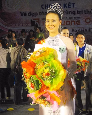 Phan Thị Minh Nga từng 3 lần đoạt danh hiệu Hoa khôi: Hoa khôi trường Quốc học Huế, Hoa khôi Đại học Kinh tế và Hoa khôi Đại học Huế 2008. >>Hoa khôi ĐH Thương Mại 2012 duyên dáng áo dài >>Những hotgirl xinh đẹp làm "điên đảo" cư dân mạng (P8) >>Midu, Hà Min, Linh Hàn đọ dáng "nóng bỏng" >>Ngắm vẻ đẹp kiêu sa của Á hậu Hoàng Anh >>PHÁT SỐT VÌ NỮ THẠC SĨ ĐẸP NHẤT TRUNG QUỐC AI ĐẸP HƠN HOTGIRL KIM PHƯỢNG? >>Những nữ sinh diện áo dài đẹp hơn vẻ đẹp xuân thì của Mai Phương Thúy (P36) >>Phát sốt vì nữ sinh Trung Quốc đẹp như siêu mẫu