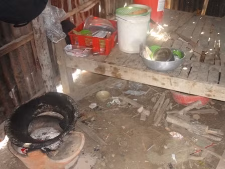 Gian bếp của hai em chỉ có mỗi cái lò đất. Gian bếp của hai em chỉ có mỗi cái lò đất.
