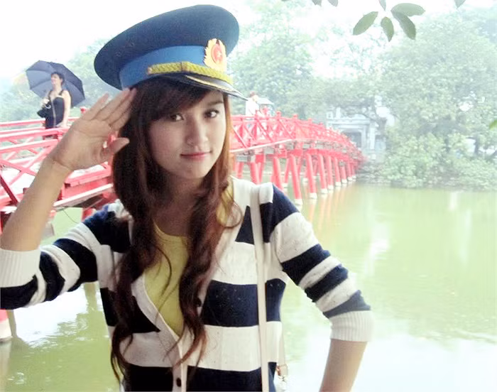 Cô gái này cũng rất trẻ trung, tinh nghịch >>Những hotgirl xinh đẹp làm điên đảo cư dân mạng Những nữ sinh đẹp mê hồn giữa đầm sen >>Phát sốt vì vẻ đẹp baby của cô giáo tương lai >>So độ siêu kute của những nữ sinh đình đám nhất Thủ đô >>Phát sốt vì 4 nữ giáo viên xinh đẹp >>Cư dân mạng "điên đảo" vì nhan sắc nữ sinh Trương Tân Uyển >>Hoa khôi ĐH Thương Mại 2012 duyên dáng áo dài