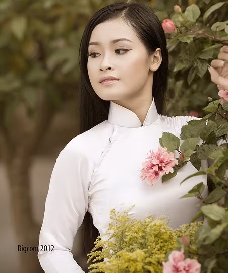 Nguyễn Thị Thùy Dương (SBD 62) đến từ Bắc Ninh, là sinh viên Cao Đẳng Thống kê Bắc Ninh. Thùy Dương từng đoạt giải Người đẹp áo dài tại cuộc thi Người đẹp Kinh Bắc 2012. >>Những nữ sinh đẹp hơn cả búp bê Babie >>PHÁT SỐT VÌ NỮ THẠC SĨ ĐẸP NHẤT TRUNG QUỐC AI ĐẸP HƠN HOTGIRL KIM PHƯỢNG? >>Những nữ sinh diện áo dài đẹp hơn vẻ đẹp xuân thì của Mai Phương Thúy (P36) <<HOTGIRL HỌC V IỆN BÁO CHÍ ĐẸP RẠNG NGỜI TRONG SẮC THU >>Phát sốt vì nữ sinh Trung Quốc đẹp như siêu mẫu >>KINH DỊ LỄ HỘI HÓA TRANG CỦA SINH VIÊN