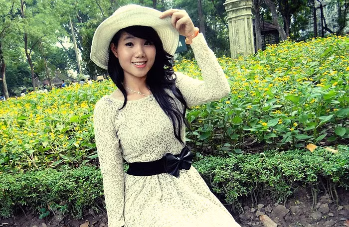 Nữ sinh Phạm Thị Yến rạng rỡ giữa rừng hoa. >>Những hotgirl xinh đẹp làm điên đảo cư dân mạng Những nữ sinh đẹp mê hồn giữa đầm sen >>Phát sốt vì vẻ đẹp baby của cô giáo tương lai >>So độ siêu kute của những nữ sinh đình đám nhất Thủ đô >>Phát sốt vì 4 nữ giáo viên xinh đẹp >>Cư dân mạng "điên đảo" vì nhan sắc nữ sinh Trương Tân Uyển >>Hoa khôi ĐH Thương Mại 2012 duyên dáng áo dài