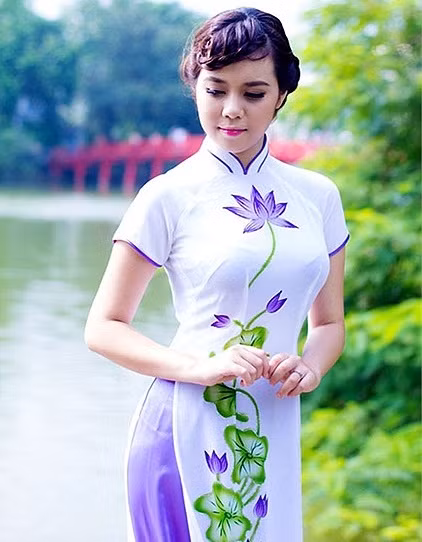 Phạm Thùy Dương (SBD 75), đến từ Hà Nội, hiện đang học Đại học Kinh Tế Quốc Dân. >>Những nữ sinh đẹp hơn cả búp bê Babie >>PHÁT SỐT VÌ NỮ THẠC SĨ ĐẸP NHẤT TRUNG QUỐC AI ĐẸP HƠN HOTGIRL KIM PHƯỢNG? >>Những nữ sinh diện áo dài đẹp hơn vẻ đẹp xuân thì của Mai Phương Thúy (P36) <<HOTGIRL HỌC V IỆN BÁO CHÍ ĐẸP RẠNG NGỜI TRONG SẮC THU >>Phát sốt vì nữ sinh Trung Quốc đẹp như siêu mẫu >>KINH DỊ LỄ HỘI HÓA TRANG CỦA SINH VIÊN