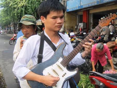 Lê Minh Tâm đi bán vé số cùng anh trai. Lê Minh Tâm đi bán vé số cùng anh trai.