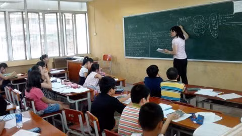 Trong một lớp bồi dưỡng kiến thức văn hóa cho HS lớp 5 chuẩn bị thi lên lớp 6 ở Hà Nội. Trong một lớp bồi dưỡng kiến thức văn hóa cho HS lớp 5 chuẩn bị thi lên lớp 6 ở Hà Nội.
