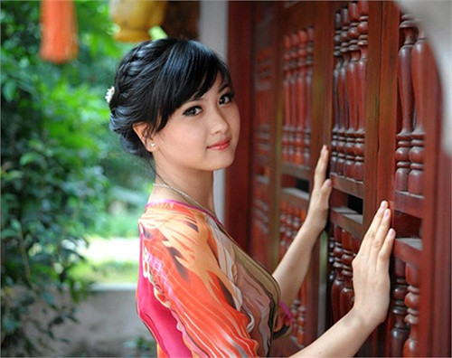Hương có vẻ đẹp nhẹ nhàng nhưng vô cùng quyến rũ của người con gái Việt. >>Những hotgirl xinh đẹp làm điên đảo cư dân mạng Những nữ sinh đẹp mê hồn giữa đầm sen >>Phát sốt vì vẻ đẹp baby của cô giáo tương lai >>So độ siêu kute của những nữ sinh đình đám nhất Thủ đô >>Phát sốt vì 4 nữ giáo viên xinh đẹp >>Cư dân mạng "điên đảo" vì nhan sắc nữ sinh Trương Tân Uyển >>Hoa khôi ĐH Thương Mại 2012 duyên dáng áo dài