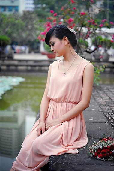 Thí sinh Lê Thu Hương là một trong những nữ sinh nổi bật trong cuộc thi này. >>Những hotgirl xinh đẹp làm điên đảo cư dân mạng Những nữ sinh đẹp mê hồn giữa đầm sen >>Phát sốt vì vẻ đẹp baby của cô giáo tương lai >>So độ siêu kute của những nữ sinh đình đám nhất Thủ đô >>Phát sốt vì 4 nữ giáo viên xinh đẹp >>Cư dân mạng "điên đảo" vì nhan sắc nữ sinh Trương Tân Uyển >>Hoa khôi ĐH Thương Mại 2012 duyên dáng áo dài
