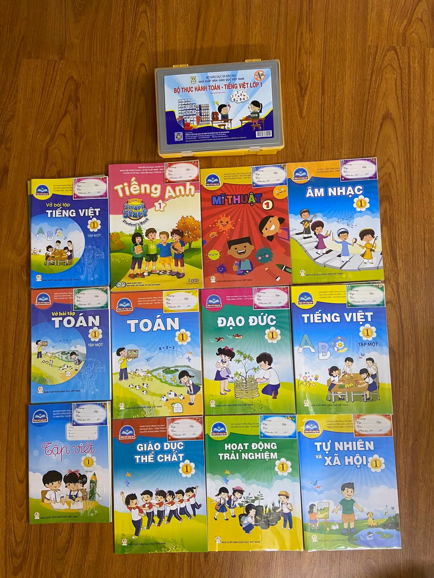 Theo các giáo viên, chương trình mới lớp 1 năm nay quá nhiều môn học (Ảnh: Thanh Tùng)
