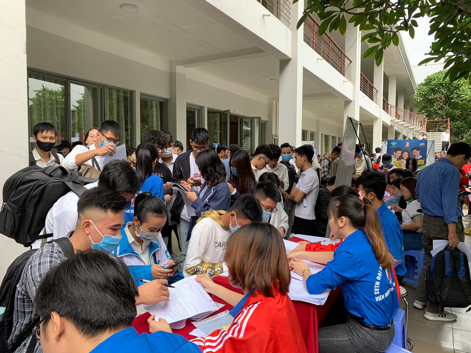 Sinh viên trường Đại học Bách Khoa Hà Nội hưởng ứng chương trình đóng học phí qua ứng dụng ViettelPay. Ảnh: Phạm Minh