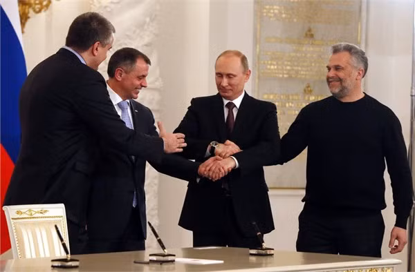 Tổng thống Nga Putin và lãnh đạo Crimea ký kết thỏa thuận ngày 18 tháng 3 năm 2014 Tổng thống Nga Putin và lãnh đạo Crimea ký kết thỏa thuận ngày 18 tháng 3 năm 2014