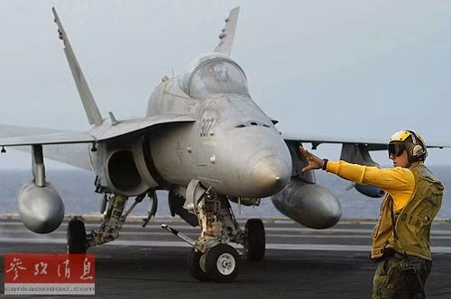 Máy bay chiến đấu F/A-18 Hornet trên tàu sân bay Carl Vinson Hải quân Mỹ Máy bay chiến đấu F/A-18 Hornet trên tàu sân bay Carl Vinson Hải quân Mỹ
