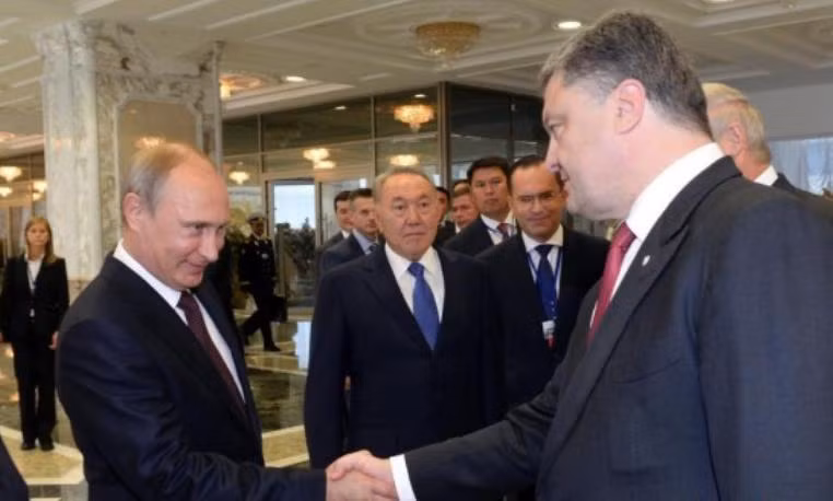 Tổng thống Nga và Tổng thống Ukraine bắt tay trước thềm hội nghị quốc tế tổ chức ở Belarus ngày 26 tháng 8 năm 2014 Tổng thống Nga và Tổng thống Ukraine bắt tay trước thềm hội nghị quốc tế tổ chức ở Belarus ngày 26 tháng 8 năm 2014