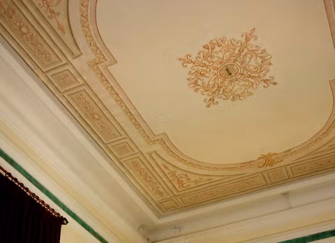 Sự giàu có của Công tử Bạc Liêu thể hiện qua những hoa văn chạm trổ trên trần nhà không phai màu dù đã khắc cách nay gần 100 năm.