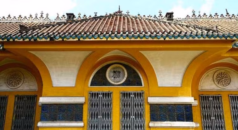 Việc sử dụng mái dốc lợp ngói âm dương mang hơi hướng thời phong kiến