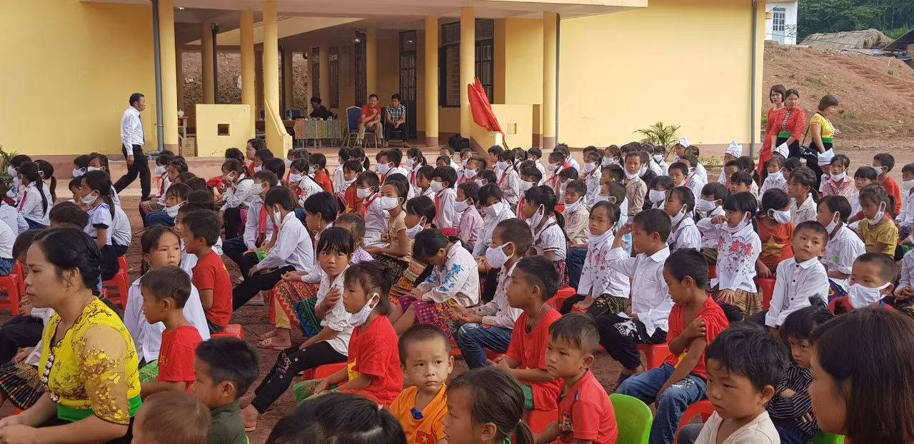 Niềm vui của các thầy cô giáo, các em học sinh Nâm Nhừ trong ngày 5/9.