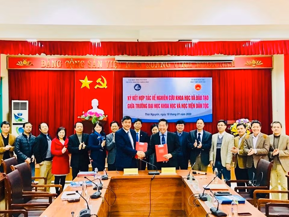 Trường Đại học Khoa học - Đại học Thái Nguyên ký hợp tác với Học viện Dân tộc. Ảnh: Phương Vy