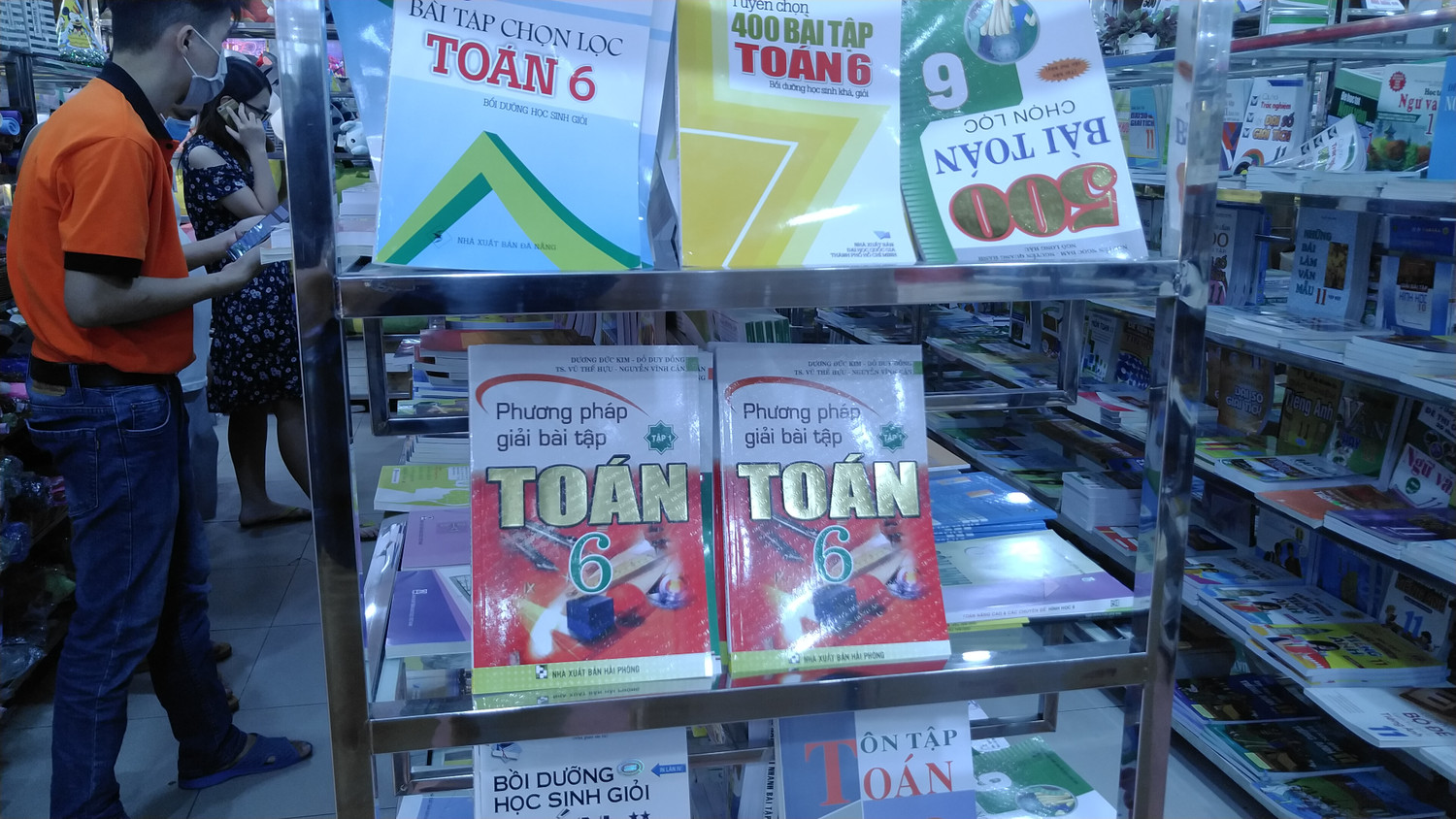 Tại nhà sách Tiến Thọ (đường Láng), sách lớp 6 chủ yếu là sách tham khảo, không còn sách giáo khoa. Ảnh: LC