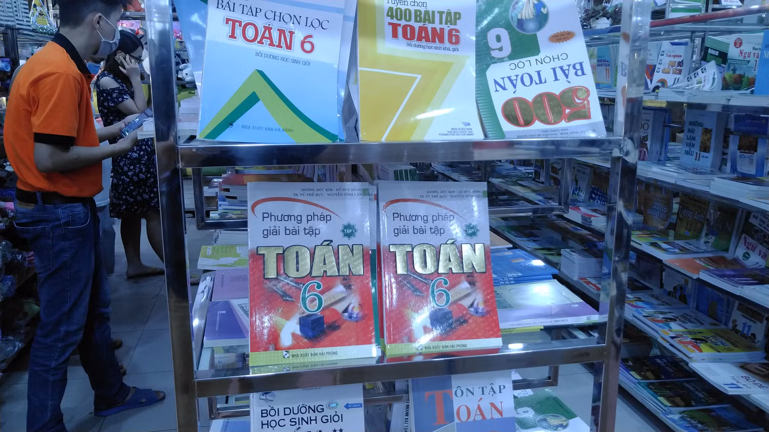 Tại nhà sách Tiến Thọ (đường Láng), sách lớp 6 chủ yếu là sách tham khảo, không còn sách giáo khoa. Ảnh: LC