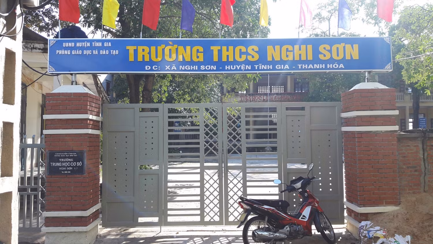 Trường Trung học cơ sở Nghi Sơn nơi thí sinh H.T.H giảng dạy từ từ tháng 01/2014 đến tháng 5/2017. Ảnh trường Nghi Sơn.