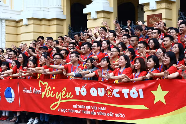 Yêu nước có thể thể hiện bằng nhiều cách khác nhau. Nếu đã yêu Tổ quốc, người trẻ luôn có những cách khác nhau thể hiện tình yêu. Ảnh minh họa: Đoàn thanh niên cộng sản Hồ Chí Minh Yêu nước có thể thể hiện bằng nhiều cách khác nhau. Nếu đã yêu Tổ quốc, người trẻ luôn có những cách khác nhau thể hiện tình yêu. Ảnh minh họa: Đoàn thanh niên cộng sản Hồ Chí Minh