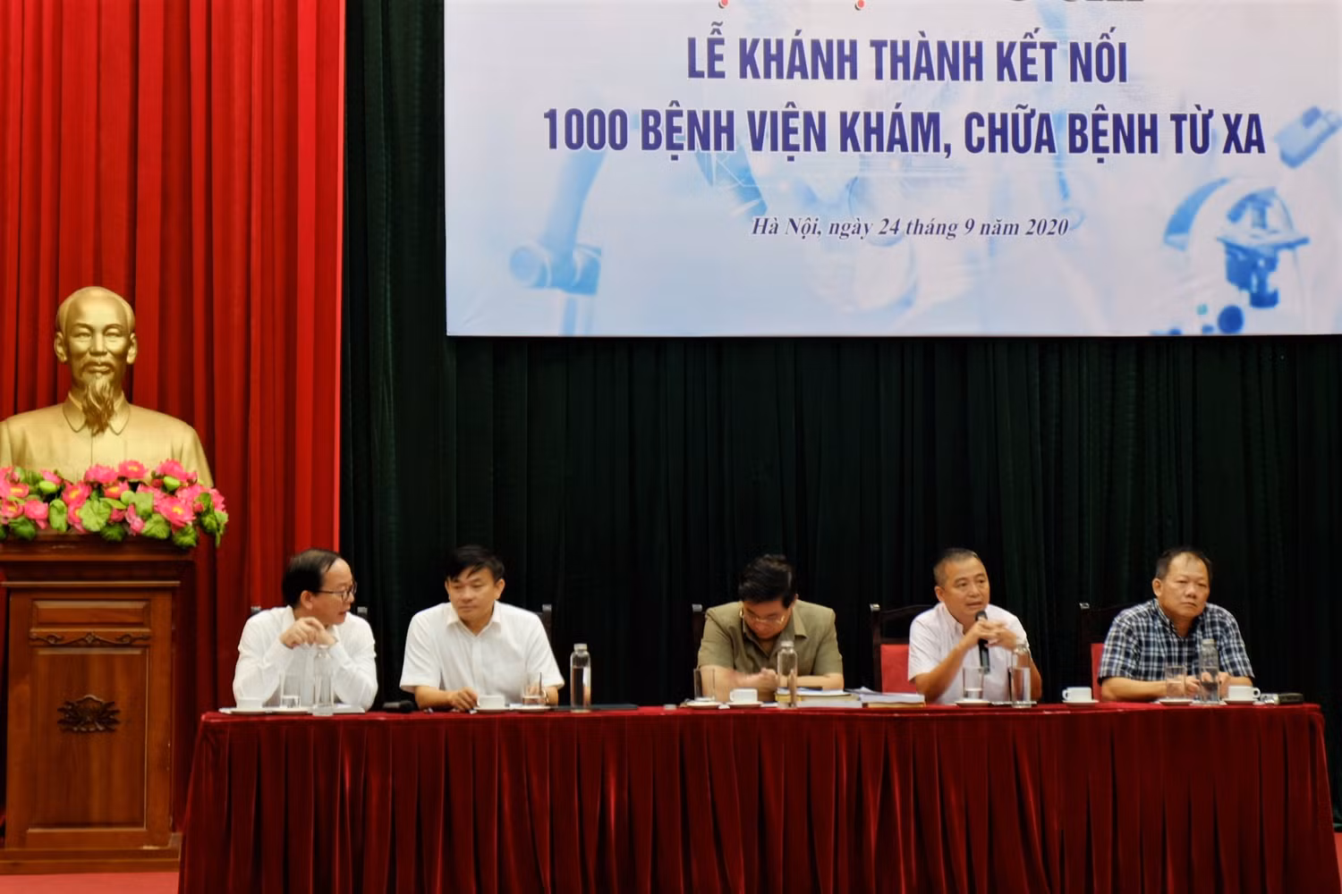 Đại diện của Bộ Y tế, lãnh đạo các Bệnh viện tuyến Trung ương trong buổi trao đổi về triển khai đề án khám chữa bệnh từ xa với báo chí. Ảnh: LC