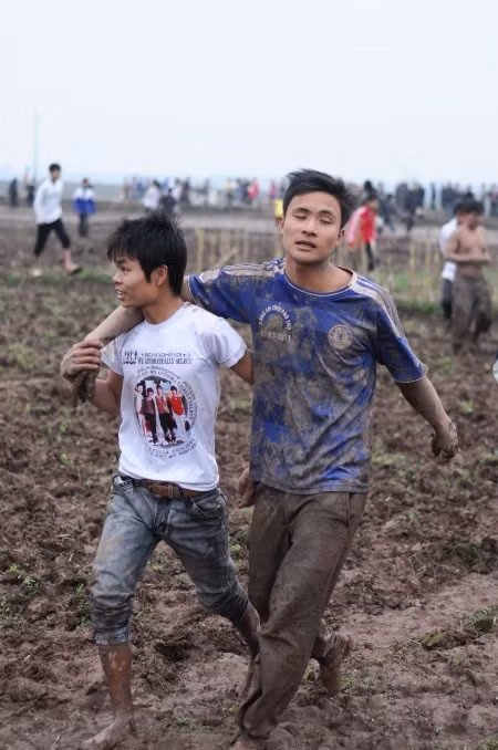 Chàng thanh niên này không đi vững, cần bạn dìu về.