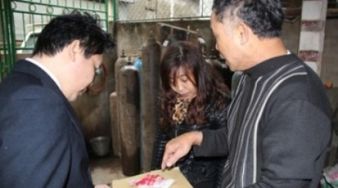 Thịt lợn đổi mầu đỏ bất thường được lấy mẫu mang xét nghiệm