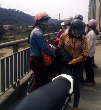 Nhiều người dân đứng trên thành cầu theo dõi lực lượng tìm kiếm mẹ con chị T. Nhiều người dân đứng trên thành cầu theo dõi lực lượng tìm kiếm mẹ con chị T.