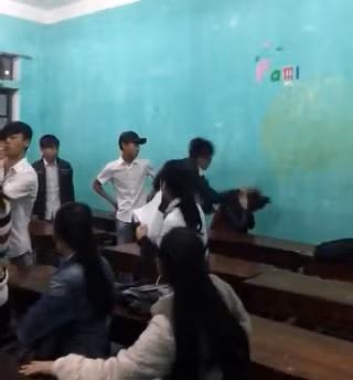 Nam sinh liên tục dồn nữ sinh vào tường và dùng tay đánh vào đầu dã man (ảnh cắt từ clip)