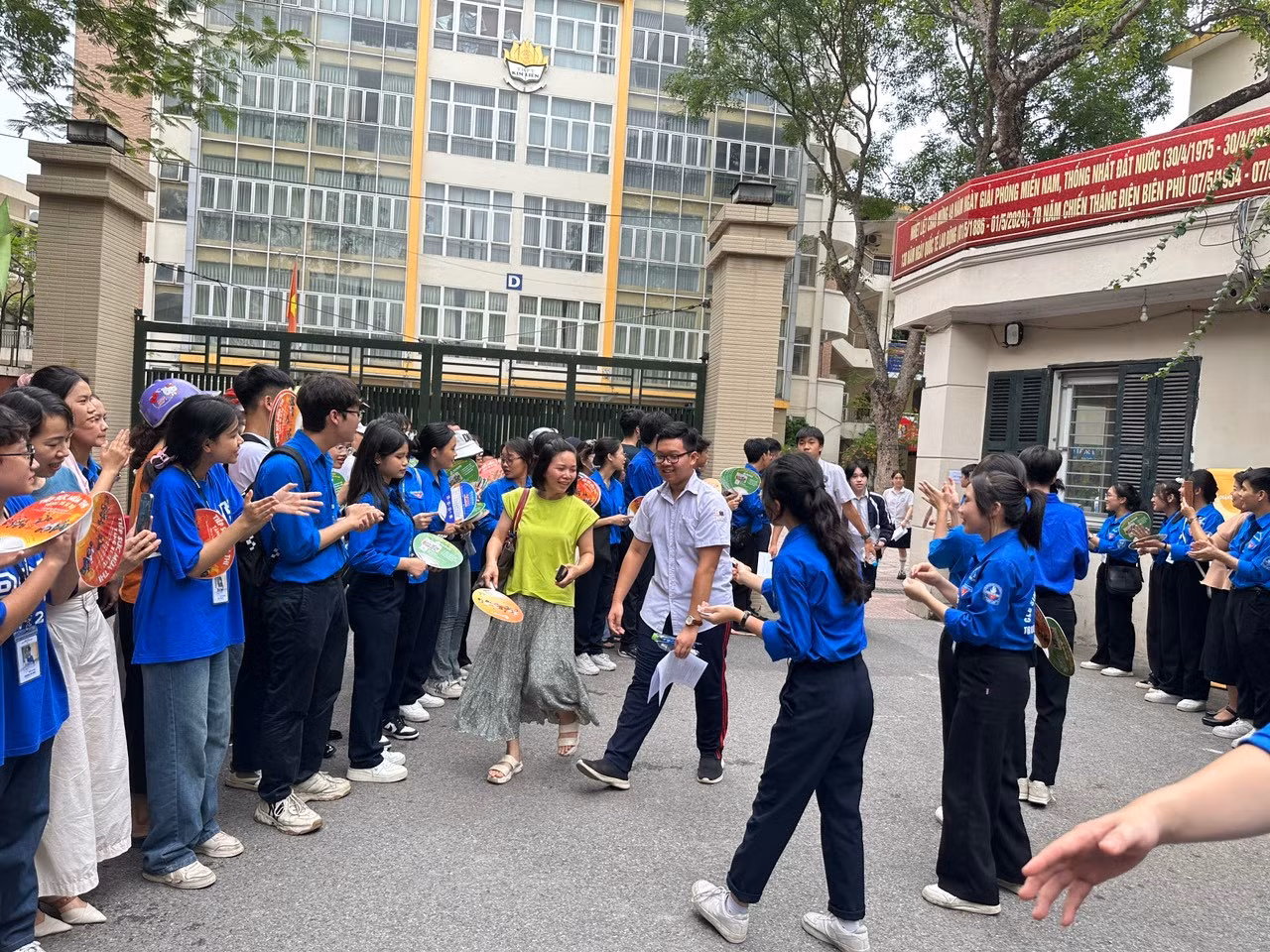 Thí sinh hoàn thành bài thi môn Ngoại ngữ chiều ngày 08/6/2024 tại Điểm thi Trường Trung học phổ thông Kim Liên. (Ảnh: Đào Hiền)