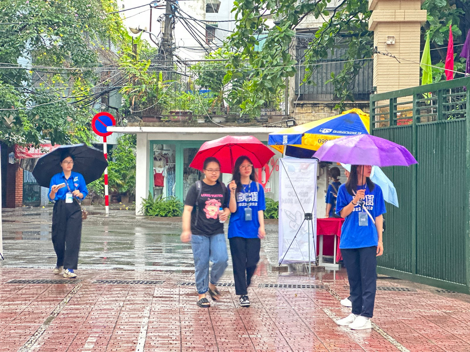 Thí sinh được tình nguyện viên đưa vào khu vực phòng thi. (Ảnh: Đào Hiền)