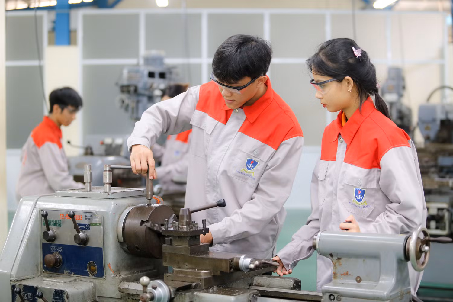Ảnh 4-Sinh viên Trường Đại học Nguyễn Tất Thành thực hành.JPG