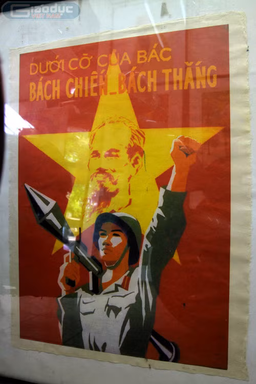 Quân đội Nhân dân Việt Nam với lá cờ truyền thống bách chiến bách thắng. Quân đội Nhân dân Việt Nam với lá cờ truyền thống bách chiến bách thắng.