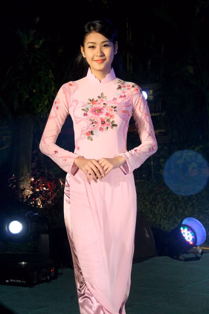 Phần trình diễn áo dài của NTK Anh Thư do các người mẫu công ty Venus miền Bắc đảm nhận.