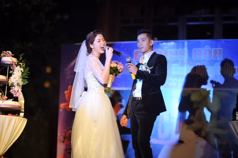 Chú rể và cô dâu đã song ca bài hát "Bản tình ca đầu tiên" trước rất nhiều quan khách.