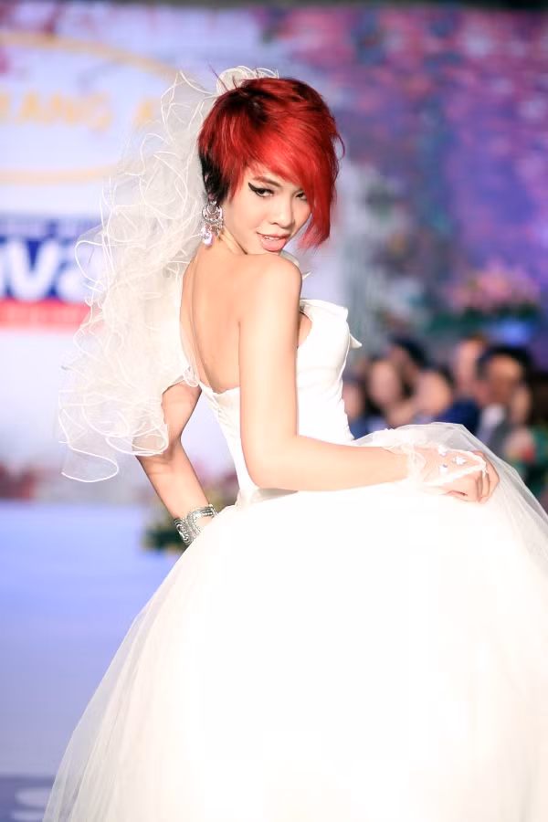 Lúc gợi cảm với váy ngắn trẻ trung. Mái tóc mang phong cách Rihanna của cô được các chuyên gia thực hiện trong tập 6 "Thay đổi diện mạo" ở Vietnam's Next Top Model. Kim Tuyền dừng lại ở top 13 của cuộc thi người mẫu này. Lúc gợi cảm với váy ngắn trẻ trung. Mái tóc mang phong cách Rihanna của cô được các chuyên gia thực hiện trong tập 6 "Thay đổi diện mạo" ở Vietnam's Next Top Model. Kim Tuyền dừng lại ở top 13 của cuộc thi người mẫu này.