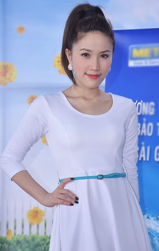 Bảo Thy xinh đẹp với chiếc váy trắng nhẹ nhàng.