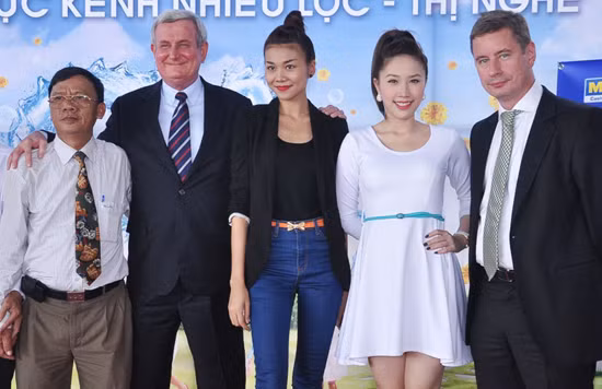 Hai người đẹp Thanh Hằng - Bảo Thy được nhiều người yêu mến và mong muốn chụp ảnh chung.