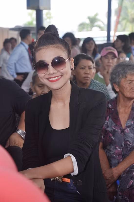 Thanh Hằng khoe nụ cười qua lớp kính đen. Mặc dù là vedette của làng thời trang với rất nhiều sô diễn nhưng người đẹp cho biết, cô luôn giữ thói quen ngủ sớm và đủ giấc để có sức khỏe và vẻ ngoài đầy sức sống. Trong buổi sáng 1/12 cô thu hút ống kính bởi nụ cười tươi tắn, không vướng chút mệt mỏi.