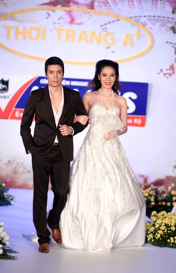 Đồng hành với người đẹp Chung Thục Quyên là bạn trai Phillip Lê. Đồng hành với người đẹp Chung Thục Quyên là bạn trai Phillip Lê.