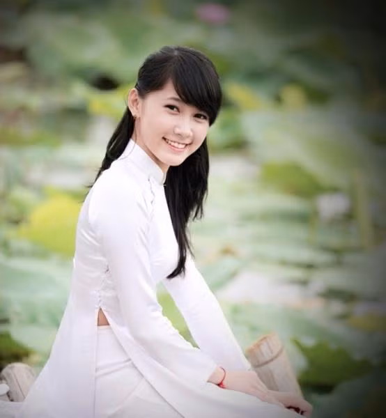 Tinh khôi, trong sáng trong tà áo dài trắng >>Ngẩn ngơ vì nhan sắc của Hotgirl Kiều My >>Những nữ sinh diện áo dài đẹp hơn Hoa hậu Mai Phương Thúy >>Hotgirl Đại học Phương Đông rạng ngời đón Trung Thu >>Ngẩn ngơ vì Hotgirl Đại học Ngoại thương