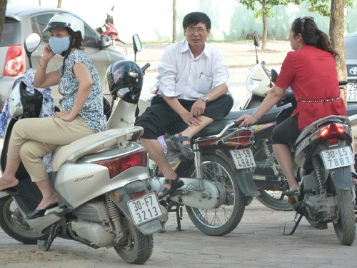 Nhiều phụ huynh lo lắng cho sức khỏe của con vì thay đổi thời tiết trong mấy ngày thi