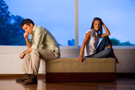Hòa bắt đầu cuộc sống “phân thân”, đồng lương chỉ có một nhưng Hòa vừa phải đưa cho vợ, vừa tìm cách vun vén cho mẹ con Linh. (ảnh minh họa) Hòa bắt đầu cuộc sống “phân thân”, đồng lương chỉ có một nhưng Hòa vừa phải đưa cho vợ, vừa tìm cách vun vén cho mẹ con Linh. (ảnh minh họa)