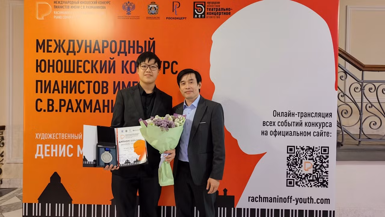 Nguyễn Đức Kiên trong ngày nhận Bằng khen (Diploma) cuộc thi Piano Thanh niên Quốc tế Rachmanioff ở Veliky Novgorod, Nga năm 2023. Bên cạnh em là PGS.TS Nguyễn Huy Phương- người có hơn 20 năm miệt mài cống hiến cho sự nghiệp giảng dạy piano tại khoa Piano, Học viện Âm nhạc Quốc gia Việt Nam.