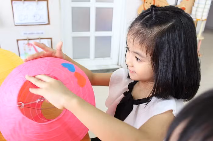 Gần 600 chiếc lồng đèn Trung Thu do chính tay các bạn học sinh Ban Mai làm để bán và gây quỹ Cộng đồng, tặng quà cho các em nhỏ có hoàn cảnh khó khăn. Gần 600 chiếc lồng đèn Trung Thu do chính tay các bạn học sinh Ban Mai làm để bán và gây quỹ Cộng đồng, tặng quà cho các em nhỏ có hoàn cảnh khó khăn.