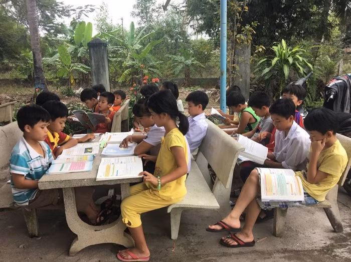 Các em tại Mái ấm tương lai cùng nhau học tập (Ảnh: tác giả cung cấp).