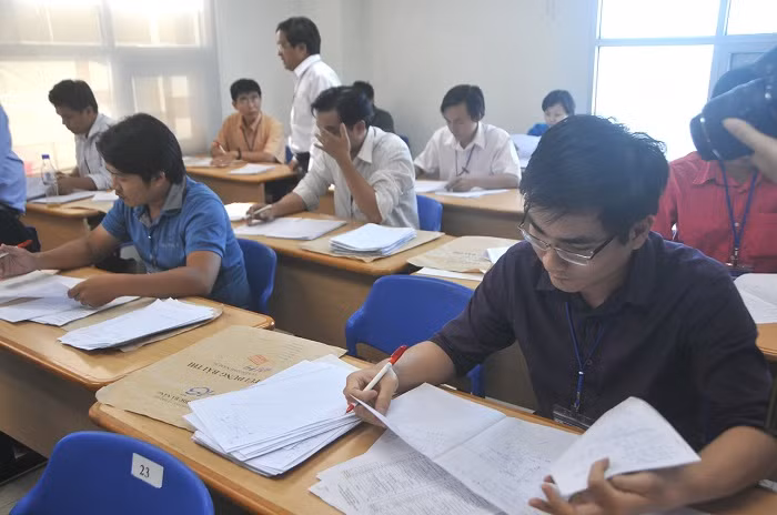 Thầy cô giáo tham gia công tác chấm thi (Ảnh minh họa: VGP/Hồng Hạnh). Thầy cô giáo tham gia công tác chấm thi (Ảnh minh họa: VGP/Hồng Hạnh).