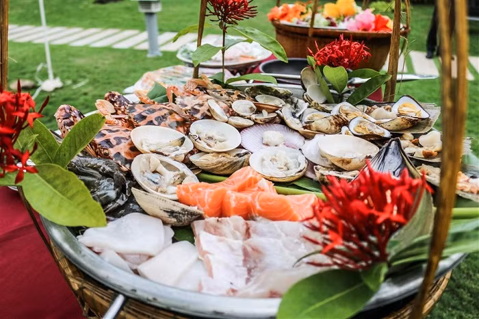 Du khách sẽ được thưởng thức những món hải sản tươi ngon.