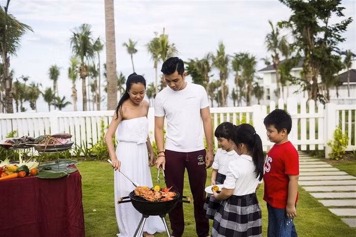 Tiệc nướng BBQ ngoài trời cùng cả gia đình.