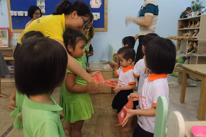 Trước sự kiện Trung Thu 1 tuần, đại diện cha mẹ học sinh nhà trường, các thầy cô giáo và các con học sinh Trường Mầm Non Ban Mai đến thăm các bạn nhỏ của Trung Tâm Bảo Trợ Xã Hội 3 và gửi thư mời tới dự Tết Trung Thu tại Ban Mai. Trước sự kiện Trung Thu 1 tuần, đại diện cha mẹ học sinh nhà trường, các thầy cô giáo và các con học sinh Trường Mầm Non Ban Mai đến thăm các bạn nhỏ của Trung Tâm Bảo Trợ Xã Hội 3 và gửi thư mời tới dự Tết Trung Thu tại Ban Mai.